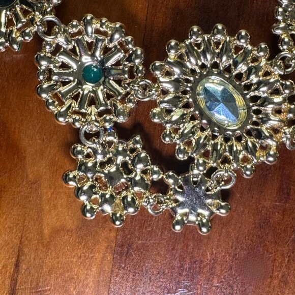 J. Crew Statement Cluster Medallion Gold Tone Necklace 22" - Picture 8 of 10